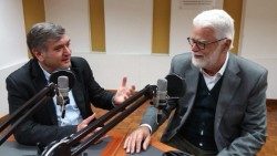 Prof. Zef Chiaramonte e don David Xhuxha, 1999 Radio Vaticana