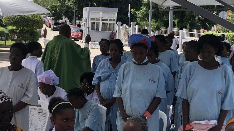 Fiéis da Paróquia da Sagrada Família (Angola) rezam com os pacientes, no Dia Mundial do Doente