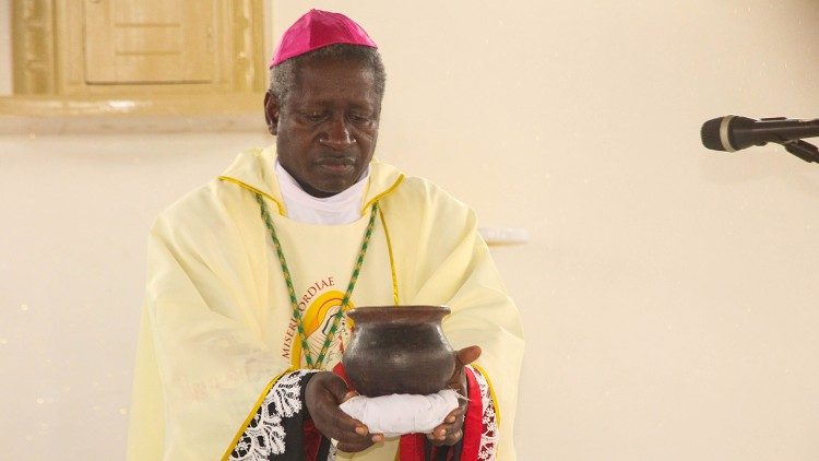 Askofu Mwijage akipeleka Ubani kufikizia Altare