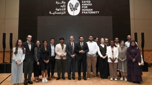Gli undici giovani studenti del programma Fellows of Human Fraternity con i loro tutor al termine della tavola rotonda del Premio Zayed