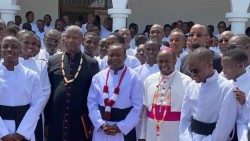 Papa Francisko amemteua Askofu Msaidizi wa Jimbo Kuu la Dodoma,Tanzania Mhs Padre Wilbroad Henry Kibozi(katikati).