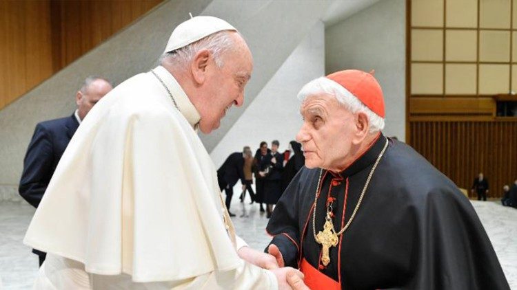 Saludo del Papa al Cardenal Ernest Simoni, el 14 de febrero de 2024.