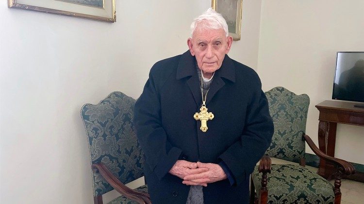 El saludo del Papa al Cardenal Simoni tuvo lugar hacia el final de la Audiencia General, cuando el Santo Padre dirigía unas palabras a los peregrinos en lengua italiana.