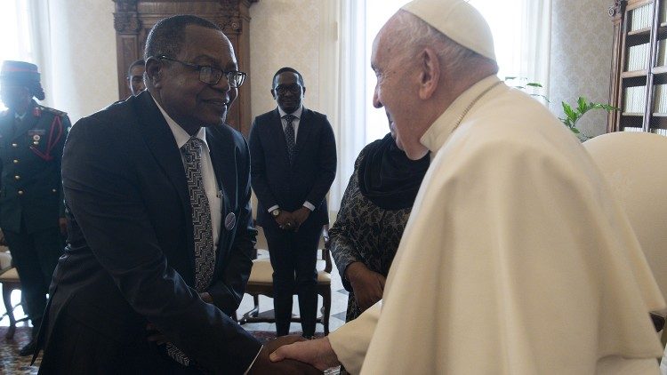 Walioambatana na Rais wa Jamhuri ya Tanzania kwa Papa