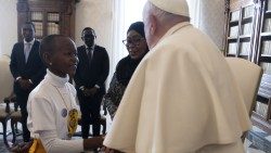 2024.02.12:Theresia Seda akisalimiana na Papa Francisko wakati wa ziara ya Rais wa Jamhuri ya Muungano wa Tanzania mjini Vatican