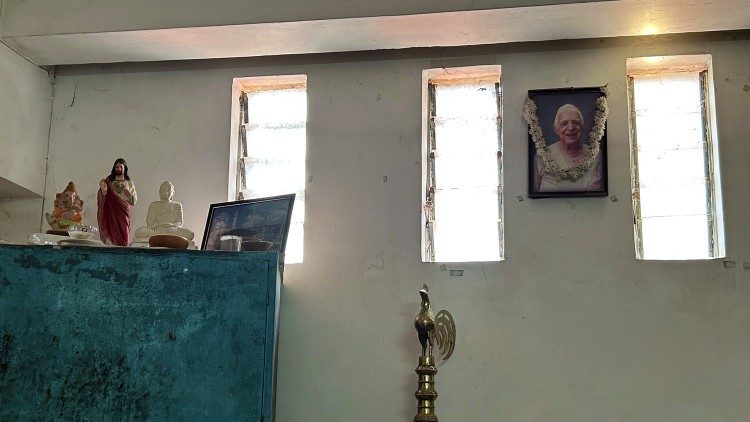 O interior do escritório do Centro Shanti, com uma foto do fundador