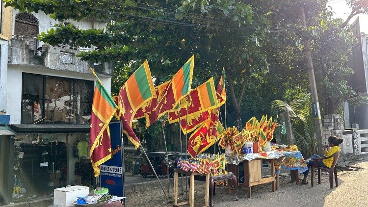 Banderas de Sri Lanka en las calles de Colombo, en el aniversario de la independencia del país (4 de febrero)