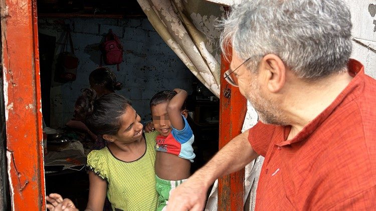 Ambrogio Bongiovanni saluda a una madre con su bebé en las afueras de Colombo