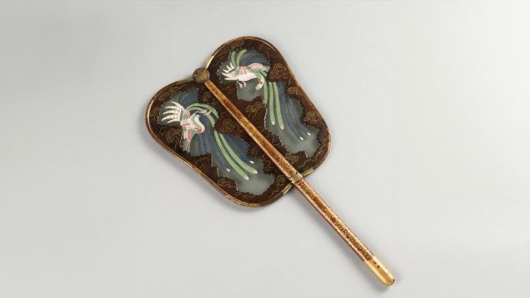 Ventaglio rigido bilobato (uchiwa) con motivo di due fenici, Periodo Edo (XVIII-XIX secolo). Struttura in legno laccato decorato con motivi di nuvole e floreali (karakusa) dorati piani (hiramakie) su fondo in polvere d’oro a buccia di pera (nashiji), superficie in garza di seta con applicazioni di pigmenti colorati, applicazioni in ottone in forma di foglia di paulownia, 48 x 25,5 cm, ©Museo delle Civiltà, Collezione Vincenzo Ragusa