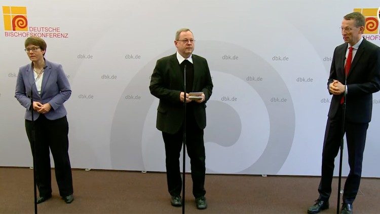 Bischof George Batsing bei einer Pressekonferenz am Montag