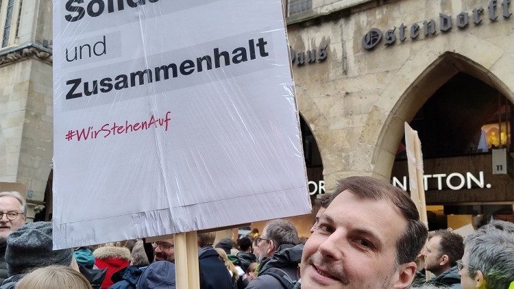 Dominique Hopfenzitz, Diözesancaritasdirektor beim Caritasverband für die Diözese Münster bei der Demo am Freitag (Bild: Caritas Münster)