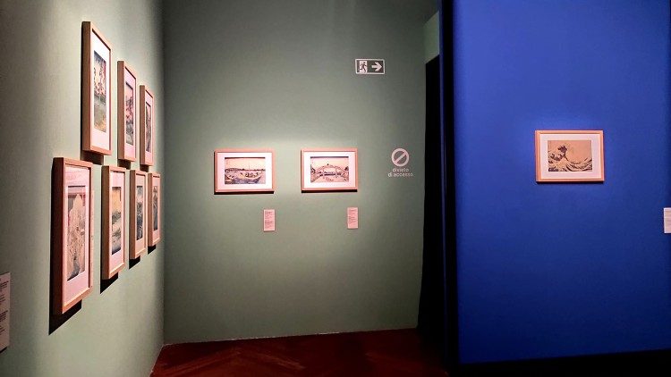 L'allestimento della mostra. Isolato sul fondo blu della parete, La grande onda di Hokusai