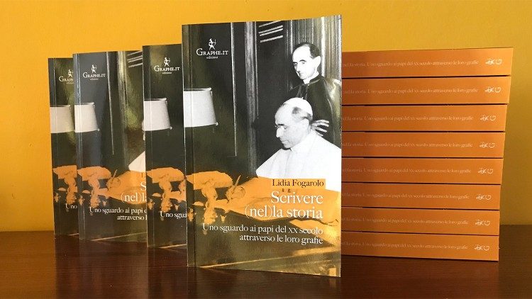Kniha „Psát v dějinách - pohled na papeže 20. století prostřednictvím jejich rukopisu“