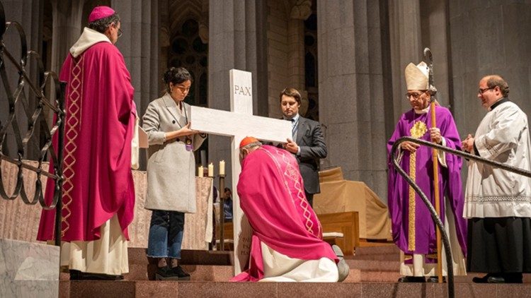 Молитва за мир в базиликата на Саграда Фамилия в Барселона