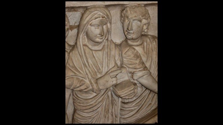 Dettaglio di una donna defunta (anonima) con un codice e in atteggiamento di oratore, mentre Cristo si avvicina per parlare con lei. (Foto © Musei Vaticani, Museo Pio Cristiano, inv. 31556. Tutti i diritti riservati.)