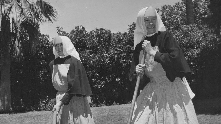Elaine Sanchez (links) trat 1958 in den Orden der Schwestern von der Heiligen Familie ein. Rechts, Sr. Charlene O'Brien.