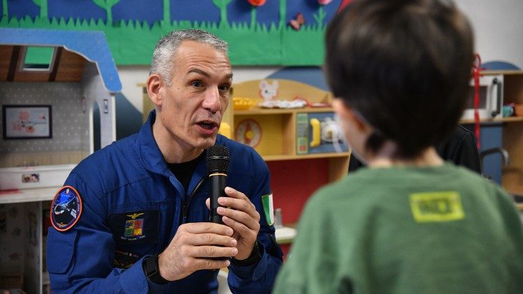 L'astronauta Villadei risponde alle domande dei bambini