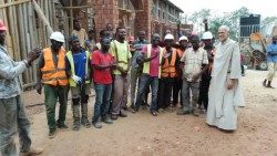 Padre Aurelio Gazzera nel cantiere del nuovo Carmelo in costruzione a Bangui