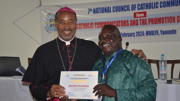 Mgr Léopold Sosthène Bayemi, avec un participant au 7ème Conseil national de la communication catholique au Cameroun (20-24 février 2024)
