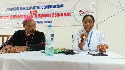 Sœur Paule Valérie Mendogo, avec Mgr Léopold Sosthène Bayemi, au cours du 7ème Conseil national de la communication catholique au Cameroun (20-24 février 2024)