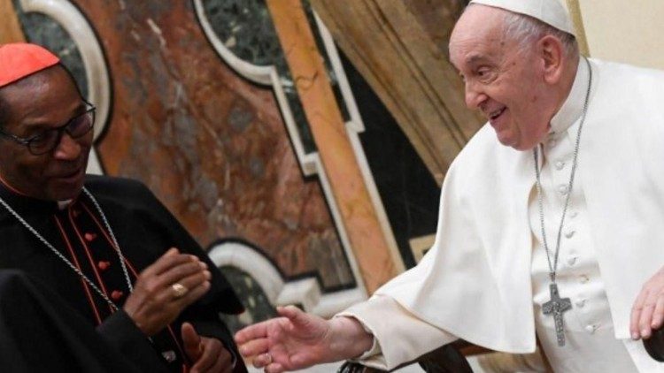 Cardeal Dom Arlindo saúda o Papa Francisco
