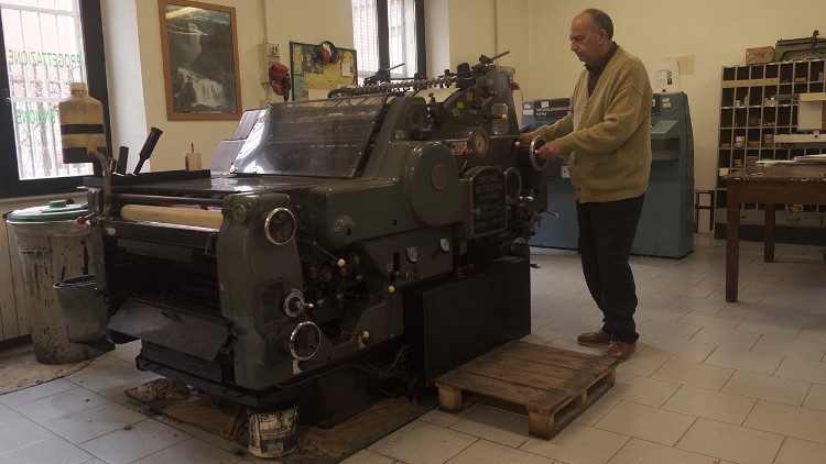 Riccardo Lembo, socio-lavoratore della Cooperativa sociale Magazzino , all'opera nel laboratorio di tipografia