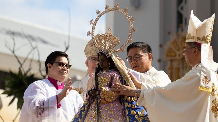 Couronnement de Notre-Dame d'Antipolo pour célébrer l'érection du sanctuaire international. 