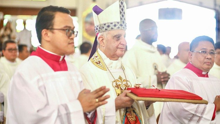 Mgr Rino Fisichella célèbre une messe aux Philippines pour fêter le nouveau sanctuaire international. 