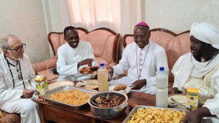 Monsignor Laurent Birfuoré Dabiré  con dei leader musulmani