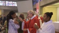 Mgr Delannoy lors d'une célébration de confirmation dans le diocèse de Saint-Denis. 