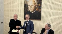 Umowa o współpracy w zakresie udostępniania i digitalizacji materiałów z archiwum jezuitów. Od lewej: O. Antoine Kerhuel SJ, Zachary Levine, Joseph Donnelly