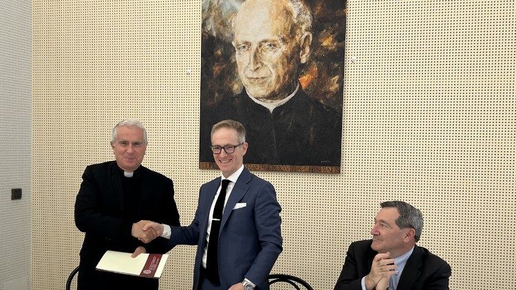 Umowa o współpracy w zakresie udostępniania i digitalizacji materiałów z archiwum jezuitów. Od lewej: O. Antoine Kerhuel SJ, Zachary Levine, Joseph Donnelly
