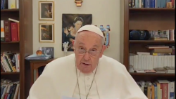 Papež František při četbě videoposelství adresovaného Panamerickému výboru soudců