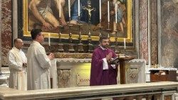Ks. Mateusz Wójcik odprawia Mszę św. przy grobie św. Jana Pawła II w Bazylice św. Piotra