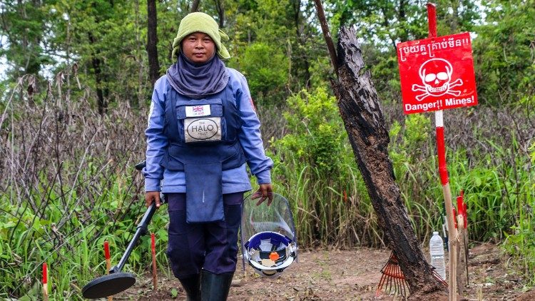 Clearing mines in Cambodia (Photo courtesy of The HALO Trust)]