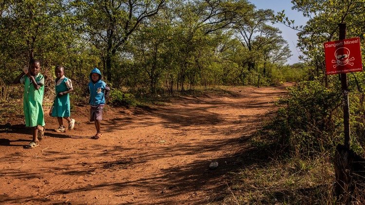 Children walk near a minefield, Zimbabwe (Photo courtesy of The HALO Trust)