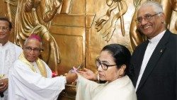 कलकत्ता के महाधर्माध्यक्ष थॉमस डीसूजा एवं कोलकाता की मुख्यमंत्री ममता बनर्जी जयन्ती वर्ष पवित्र द्वार का उद्घाटन करते हुए