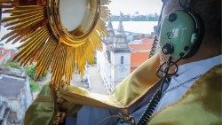 Dom Gilberto Pastana com o Santíssimo Sacramento em sobrevoo sobre a Catedral de São Luís | Foto: Antônio Mota Neto)
