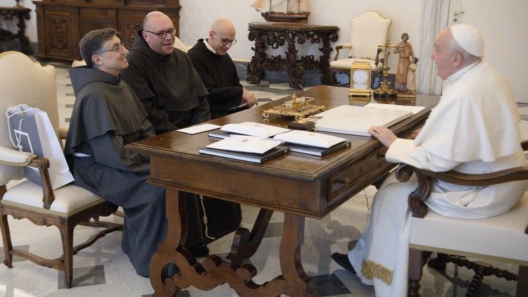 Папата с братята от списание "Свети Франциск"