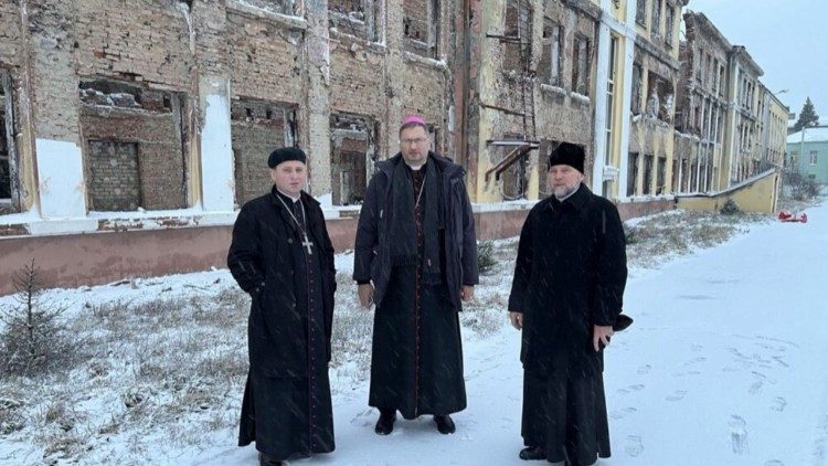 Nuntius Kulbokas (Mitte) mit zwei ukrainischen Bischöfen