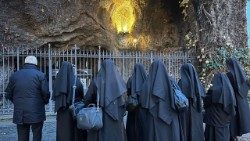 Călugărițele benedictine argentiniene care vor locui la mănăstirea"Mater Ecclesiae", în rugăciune în fața Grotei Maicii Domnului de la Lourdes, din Grădinile Vaticanului