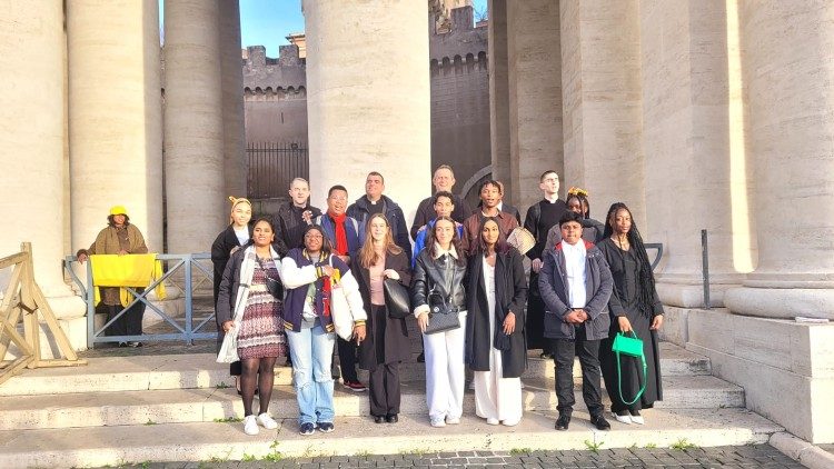 La délégation des Fraternités Missionnaires des Cités juste avant de rencontrer le Pape au Vatican. 