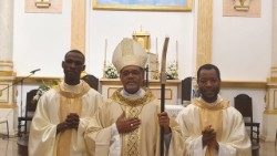 Dom Ildo Fortes e os dois Padres angolanos:  Filipe Kaminguengue e Ezequiel Kapupa