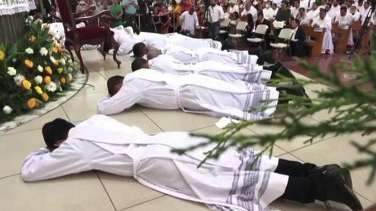 2024.01.07 Il cardinale Brenes ordina 9 sacerdoti nella Cattedrale di Managua, in Nicaragua (6 gennaio 2024)
