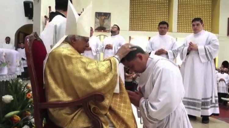 Le cardinal Brenes ordonne neuf prêtres à Managua le 6 janvier 2024