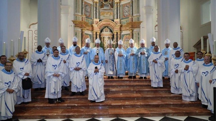 Monseñor Edgar Peña Parra junto a Obispos y sacerdotes de la Iglesia panameña en la Catedral Basílica Santa María La Antigua, en Ciudad de Panamá.