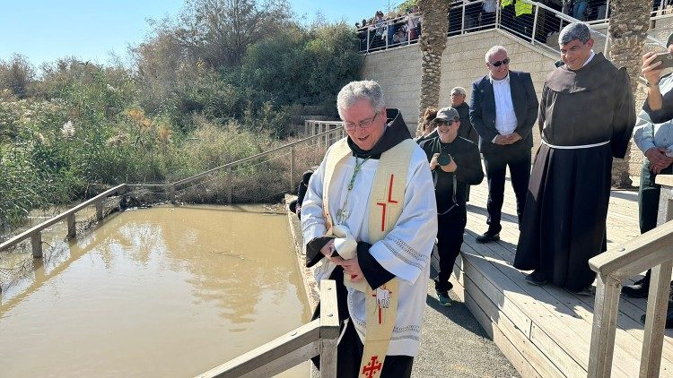 Padre Patton en Al Maghtas, a orillas del río Jordán 