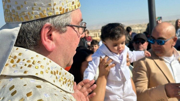 Padre Patton battezza un bambino di Gerusalemme