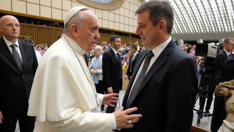 Álvaro Martínez Moreno, presidente del organismo mundial de Cursillos de Cristiandad, con el Papa Francisco en un encuentro europeo de cursillistas .