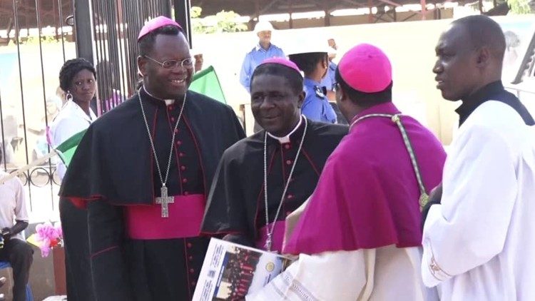 Mgr Andrew Nkea au milieu de deux évêques du Cameroun